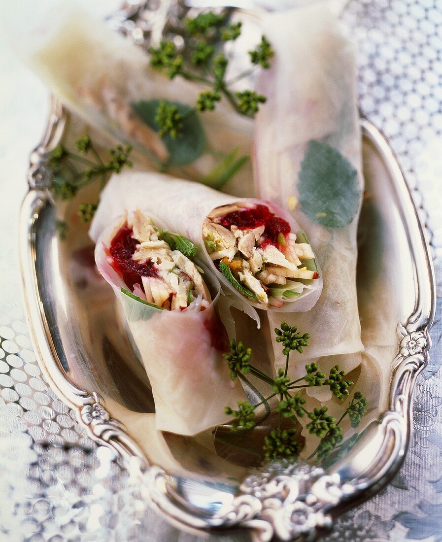 Steamed spring roll in rice paper with chicken & vegetables