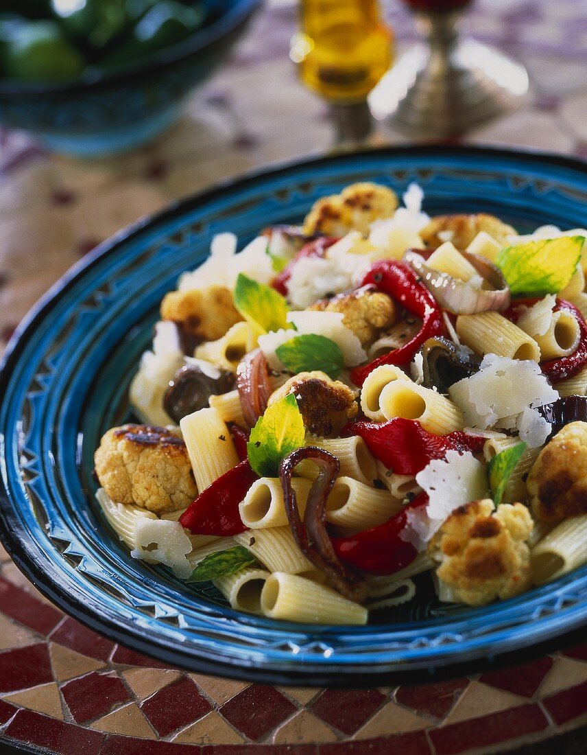 Tortiglioni with cauliflower, peppers and Parmesan