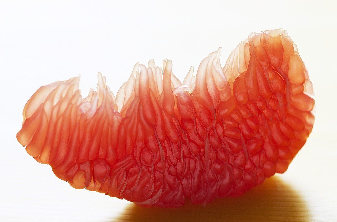 Schnitz einer roten Grapefruit (entkernt und filetiert)
