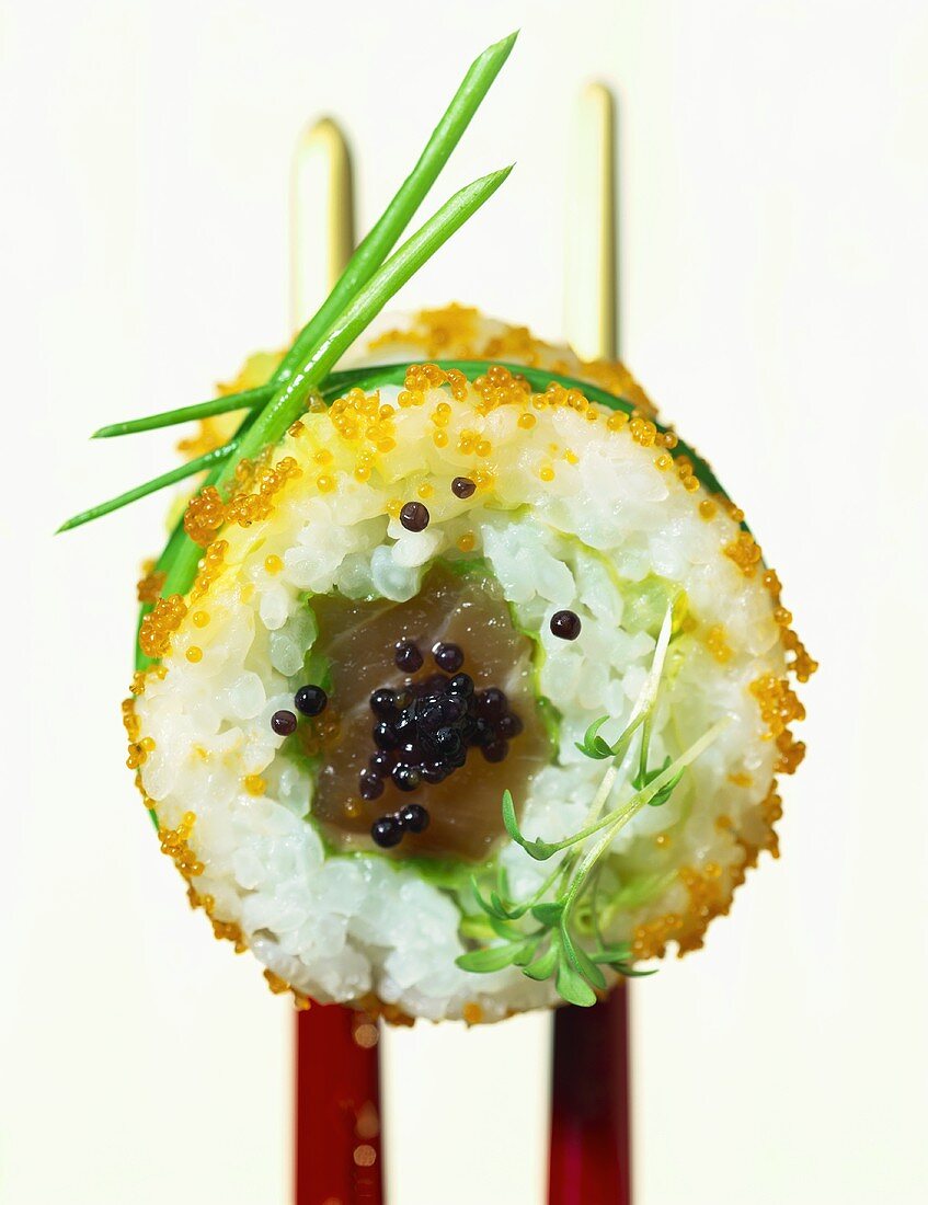 California Maki mit Salatblatt, Thunfisch und Seehasen-Kaviar