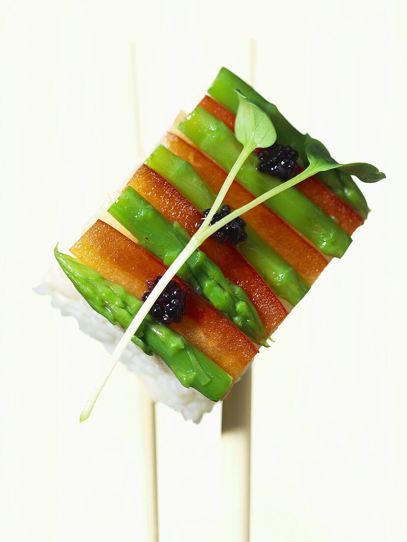 Oshi-Sushi mit Spargel & Paprika, garniert mit Fischrogen