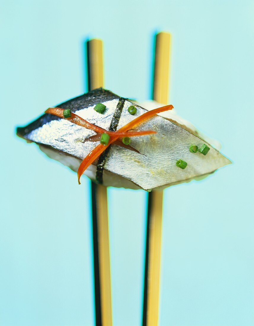 Nigiri-Sushi mit eingelegter Makrele