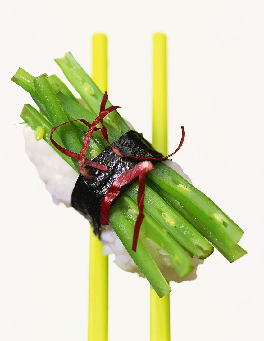 Nigiri-Sushi mit grünen Bohnen, umwickelt mit Nori-Blatt