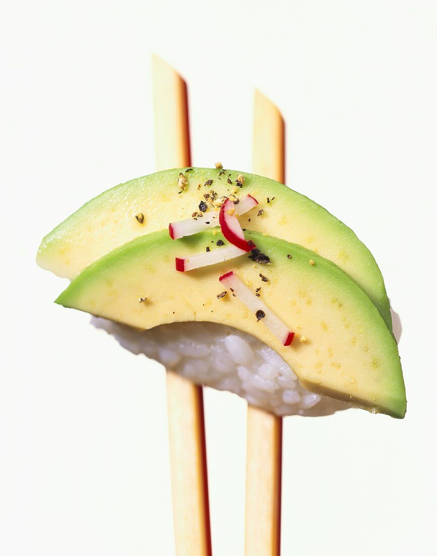 Nigiri-Sushi mit Avocado, Radieschen und Pfeffer