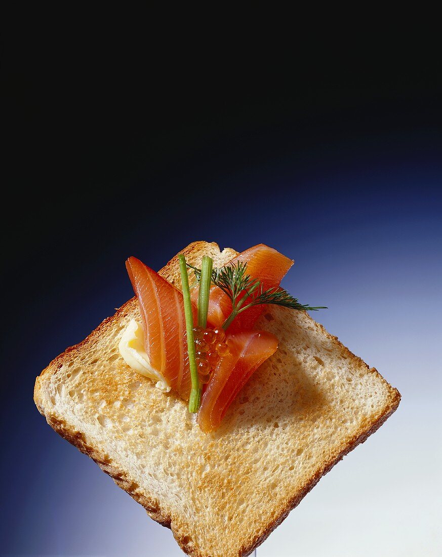 Slice of toast with smoked salmon and salmon caviare