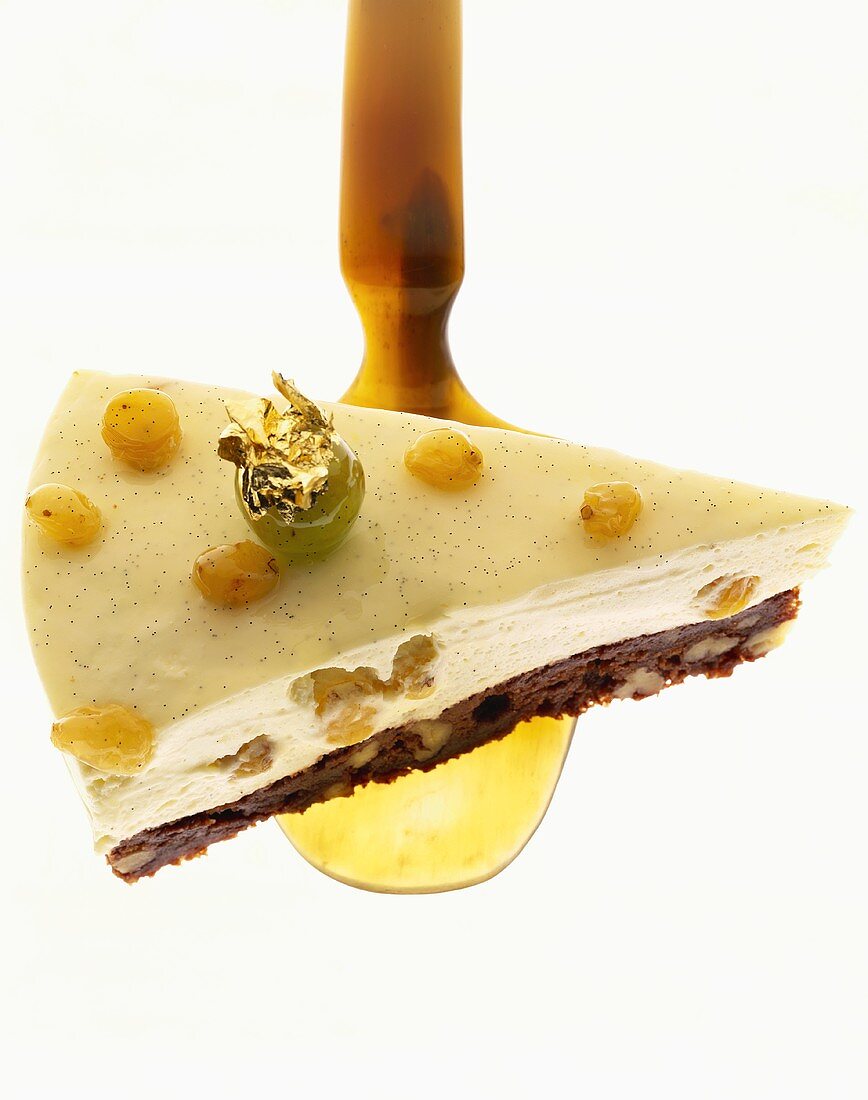 Stück einer Schokolade-Vanille-Torte auf Perlmuttlöffel