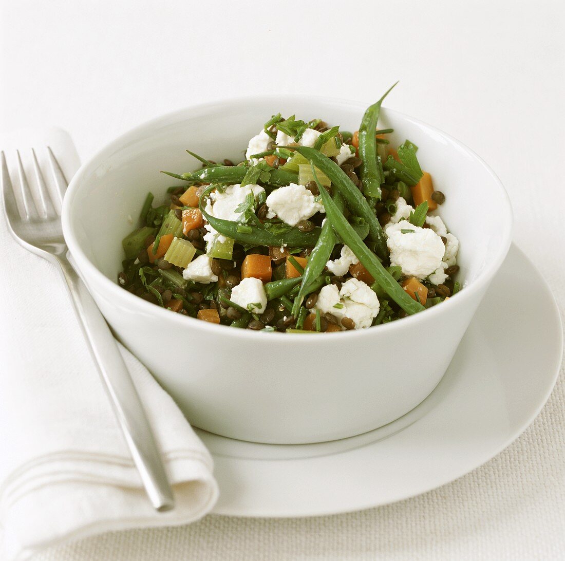 Grüne-Bohnen-Linsen-Salat mit Gemüse und Feta