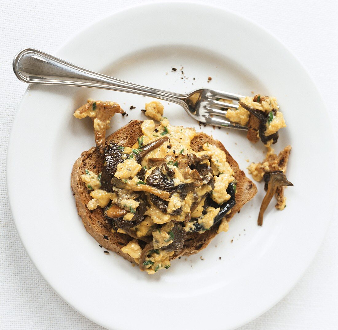 Scrambled egg with mushrooms on toast