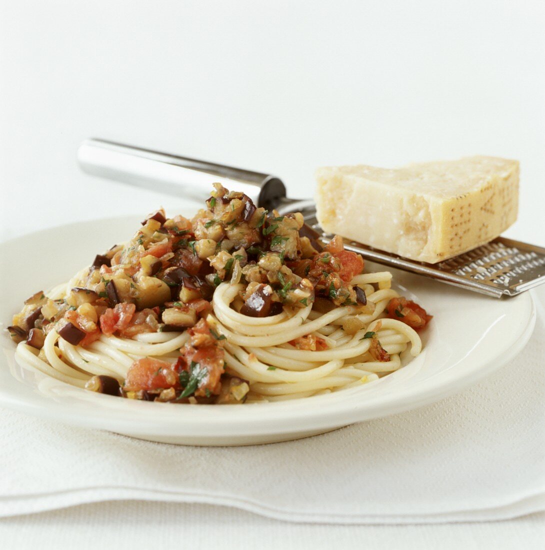 Spaghetti mit Auberginen-Tomaten-Gemüse und Parmesan