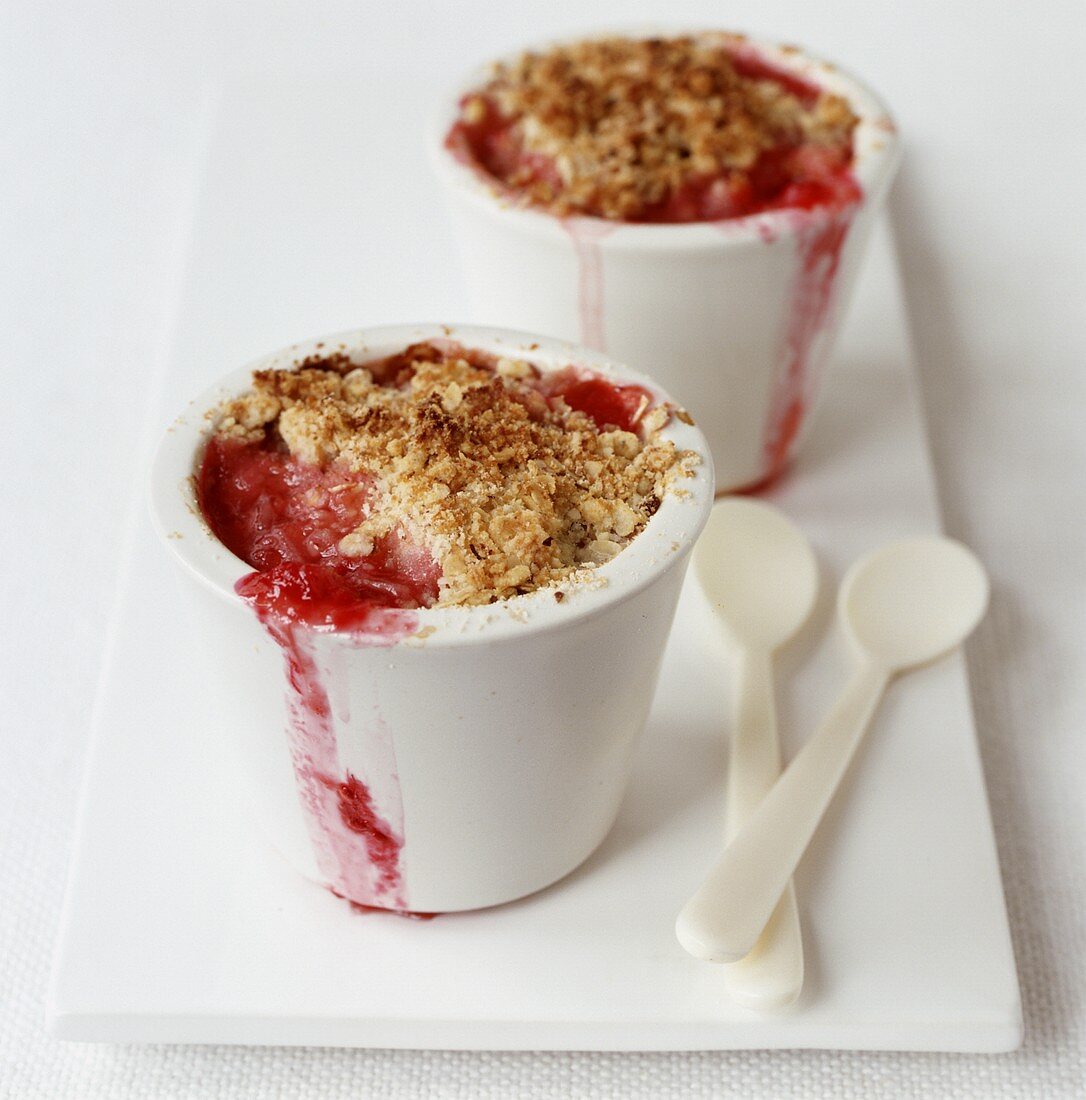 Rhubarb and raspberry crumble in two pots