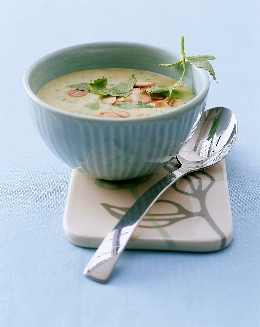 Kartoffelsuppe mit Petersilie & Mandelblättchen im Schälchen