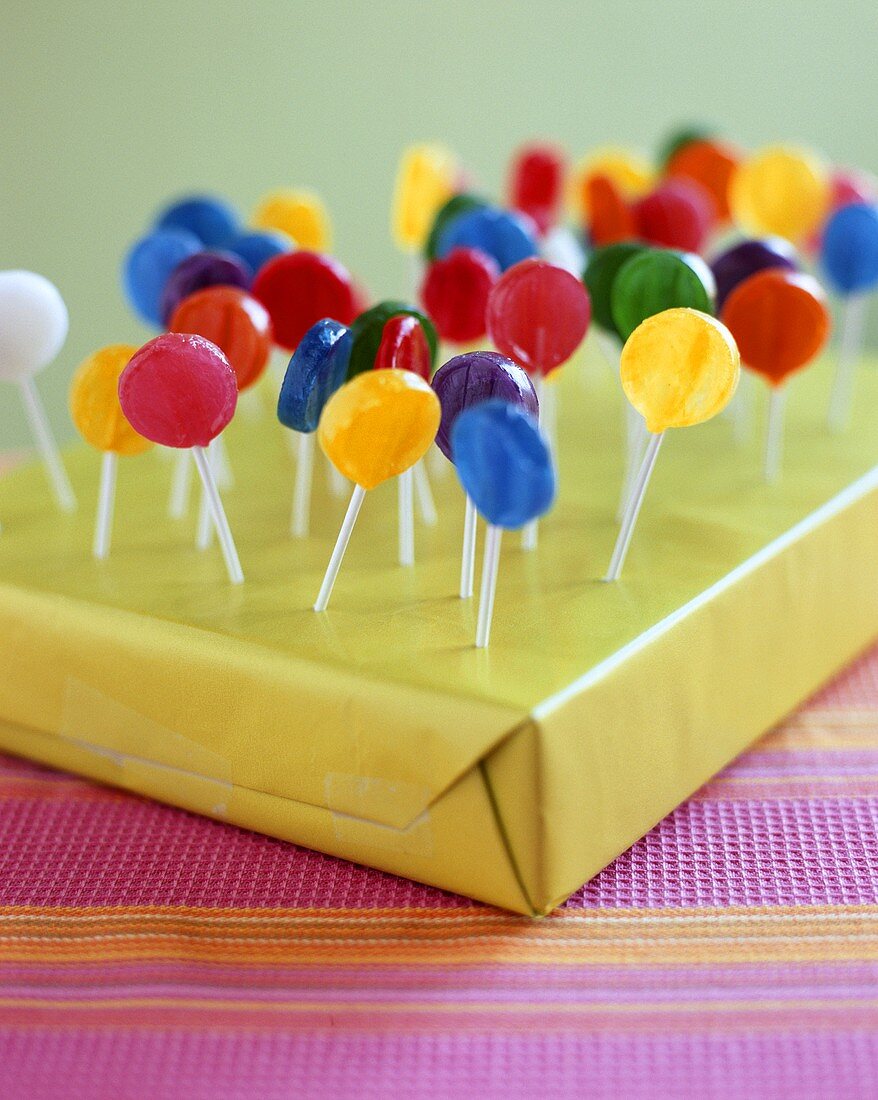 Geschenk mit bunten Lollies verziert