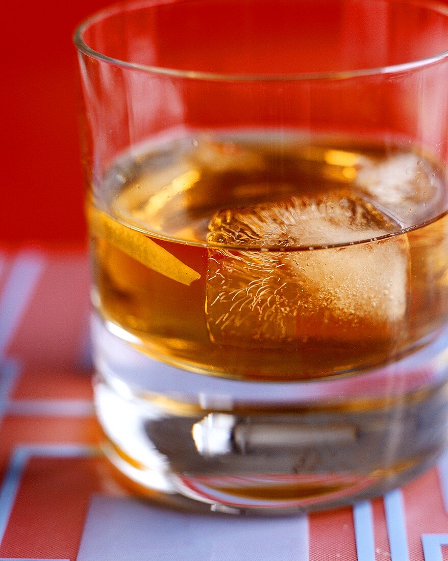 Whiskey Cooler (Drink mit Whikey & Zitronensaft) im Glas