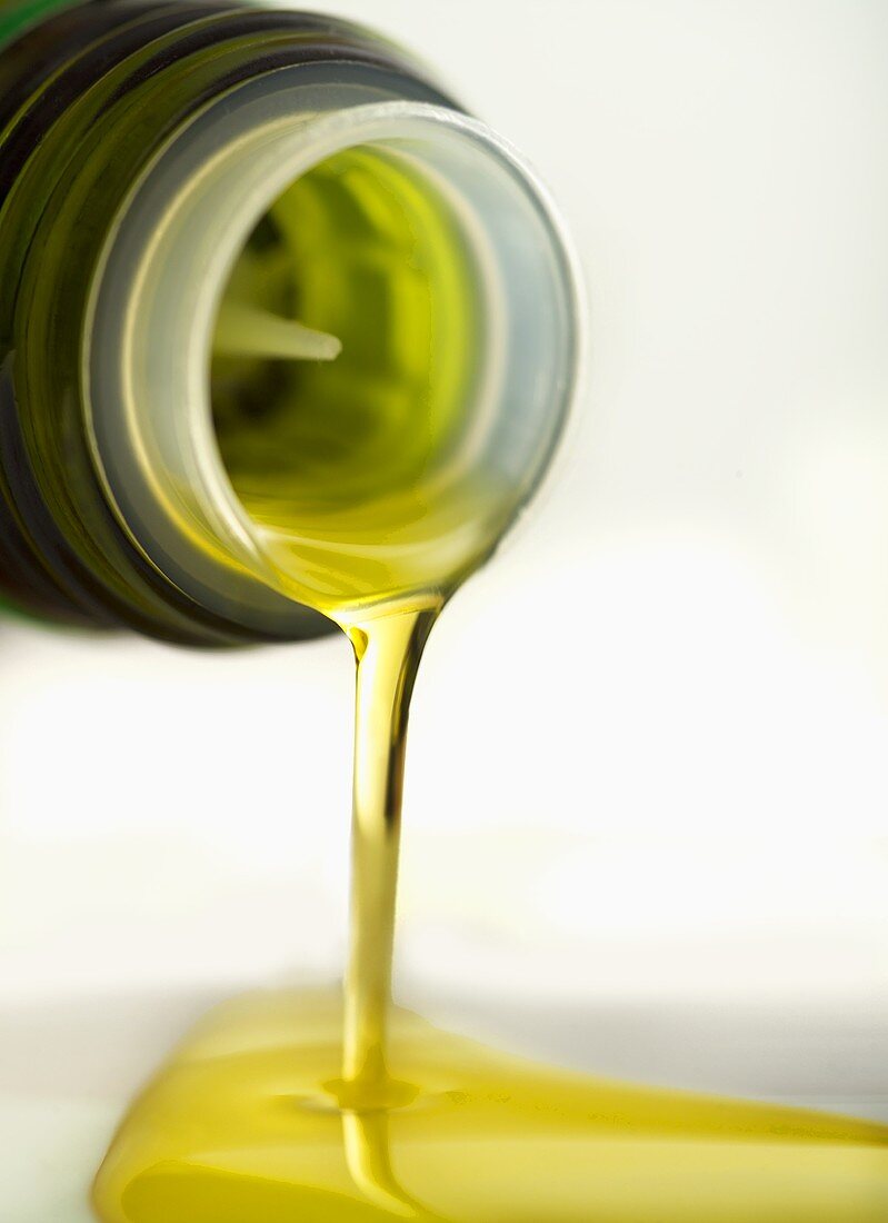 Olivenöl wird ausgegossen