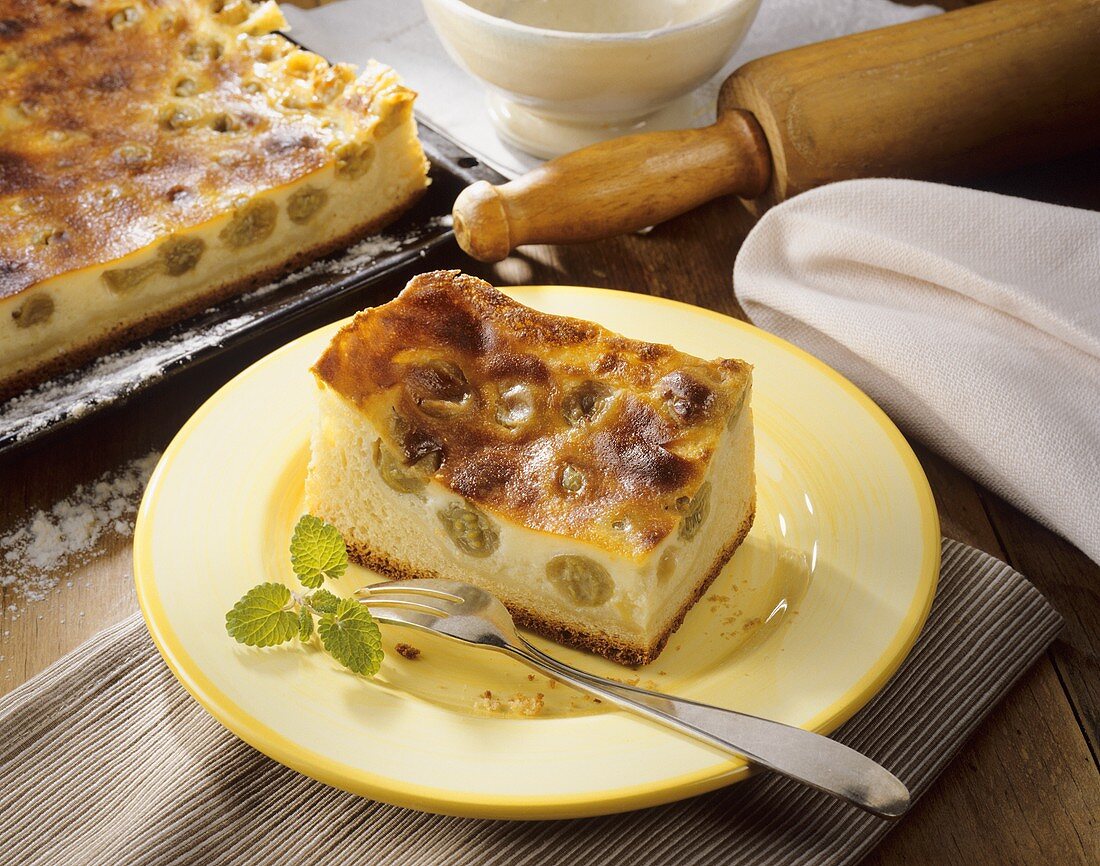 Ein Stück Thüringer Schmandkuchen mit Stachelbeeren