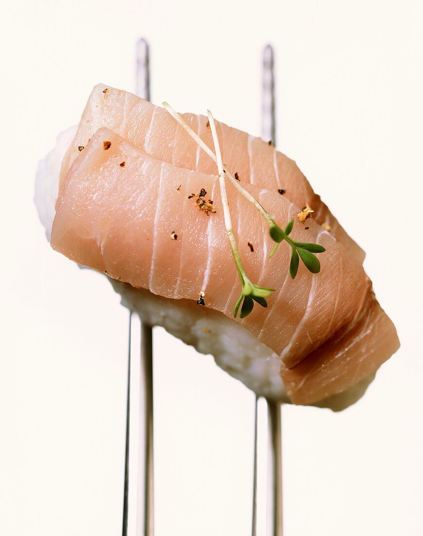Nigiri Sushi mit Thunfisch und Kresse