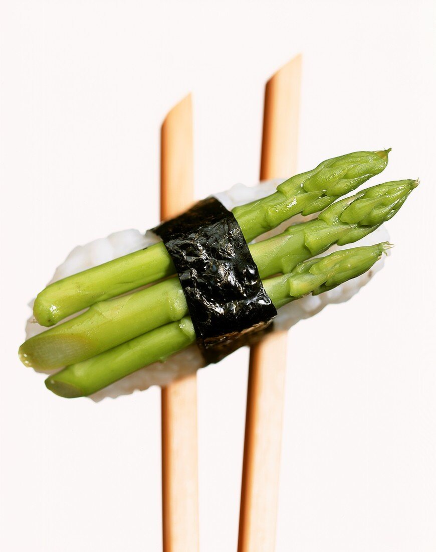 Nigiri Sushi mit grünen Spargelspitzen