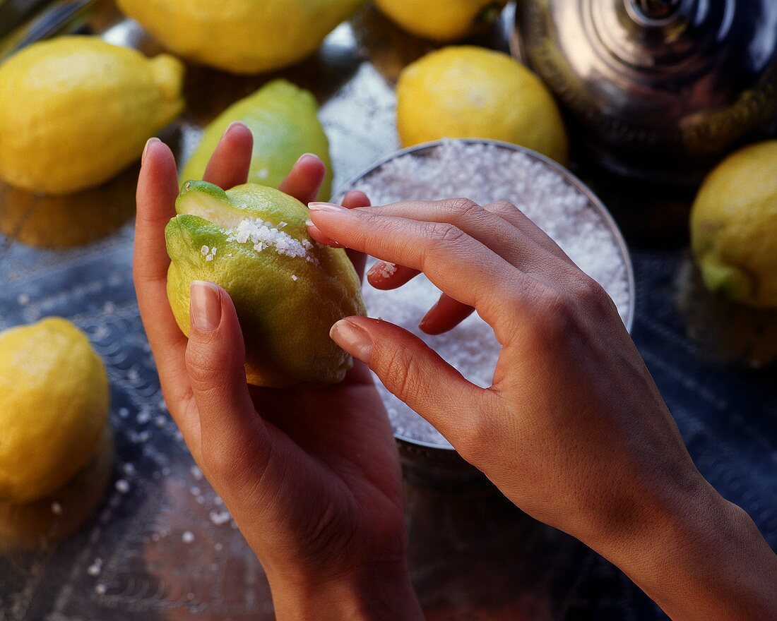 Zitrone wird im Salz konserviert (Marokko)