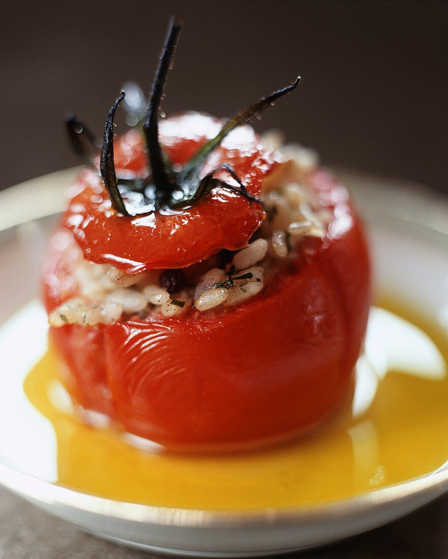 Eine mit Reis gefüllte Tomate