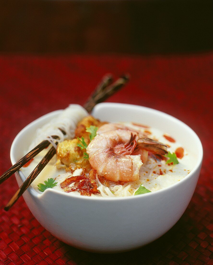 Laksa (noodle soup with shrimps and coconut milk, Malaysia)