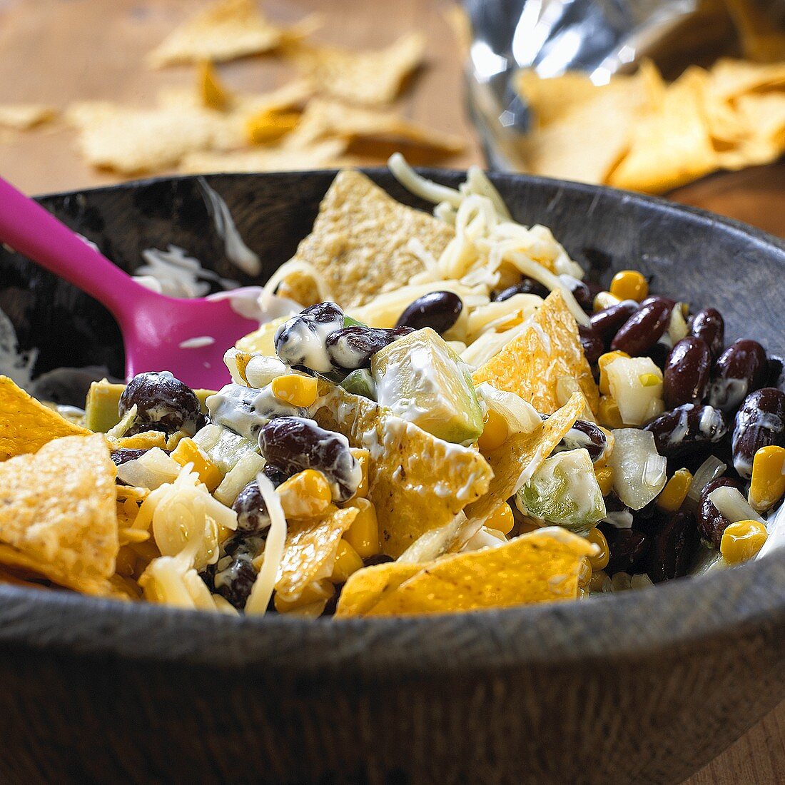 Bohnensalat mit Avocadowürfeln, Nachos und Joghurtdressing