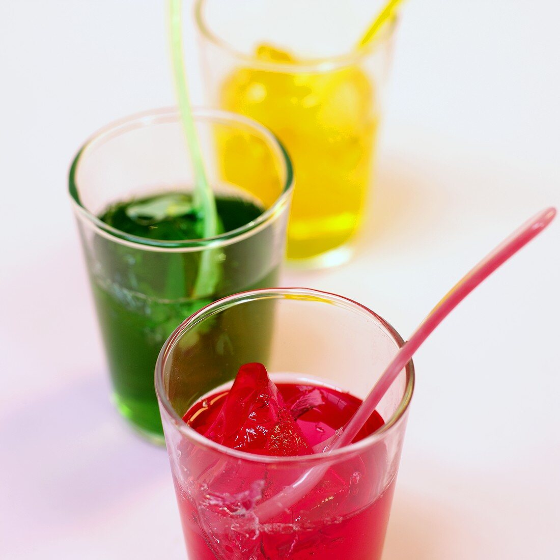 Bunte Jelly-Shots (Agar-Agar, Fruchtsirup und Wodka)