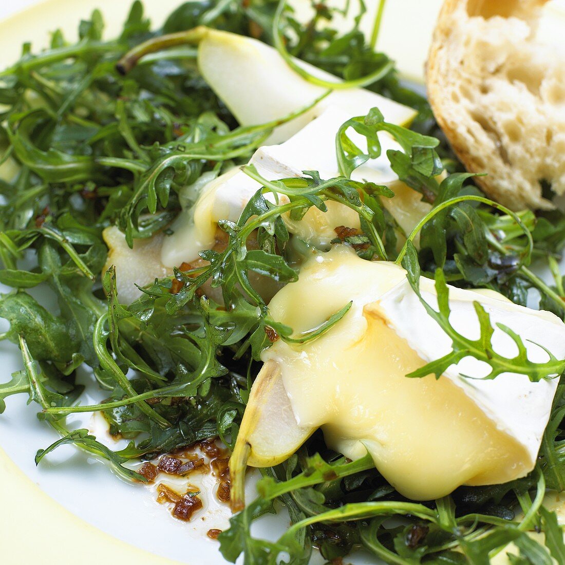 Rocket salad with pears and soft cheese
