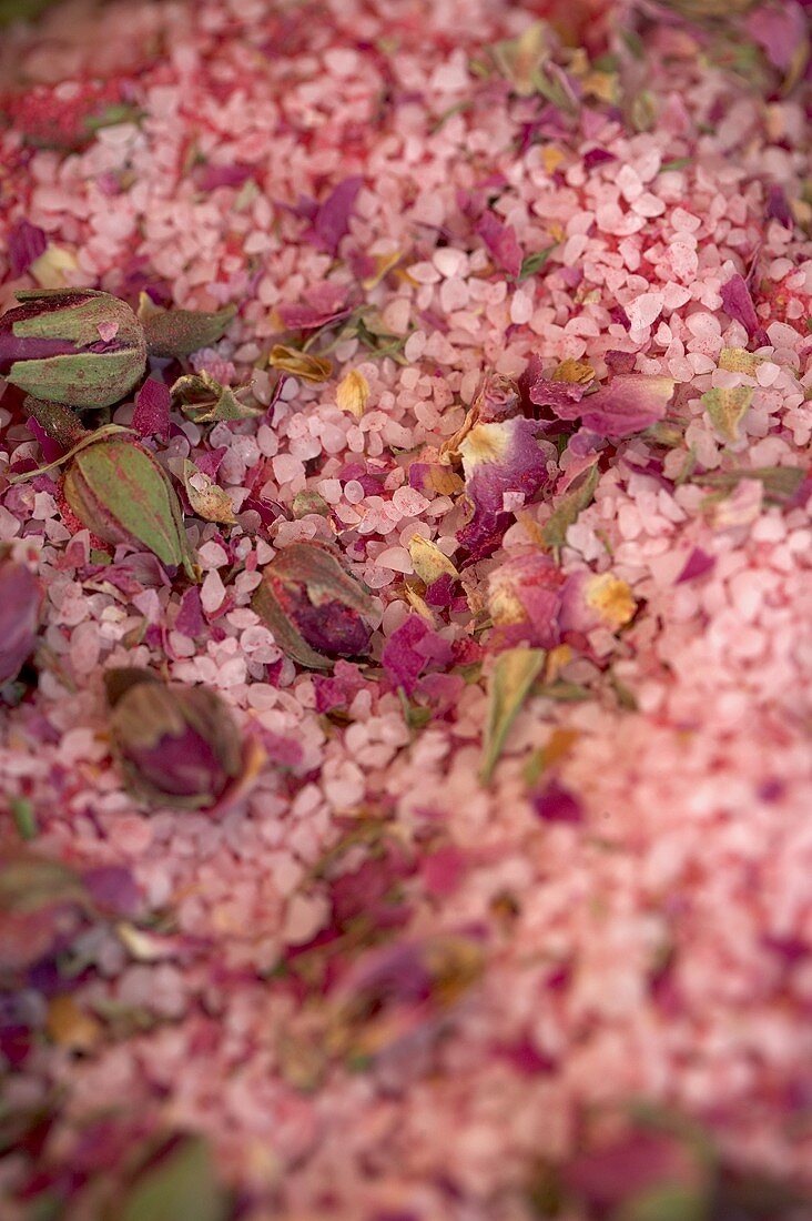 Salz mit Rosenblättern (bildfüllend)