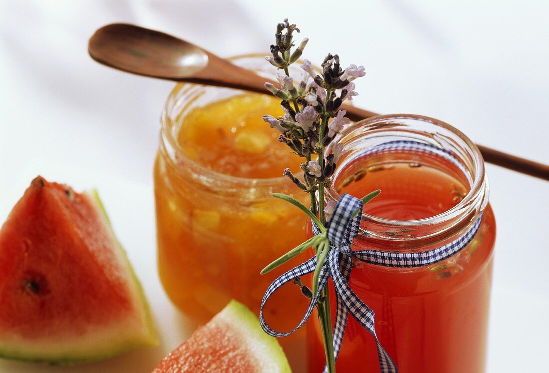 Aprikosenmarmelade und Wassermelonengelee