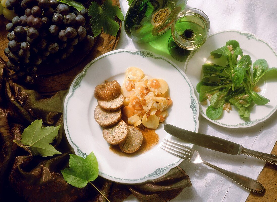 Gefüllter Gänsehals mit Salat