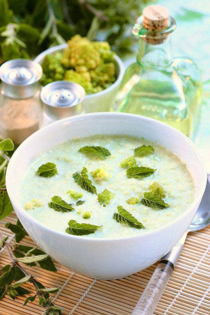 Cauliflower soup with mint