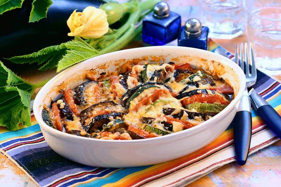 Gratin mit Auberginen, Zucchinis und Tomaten