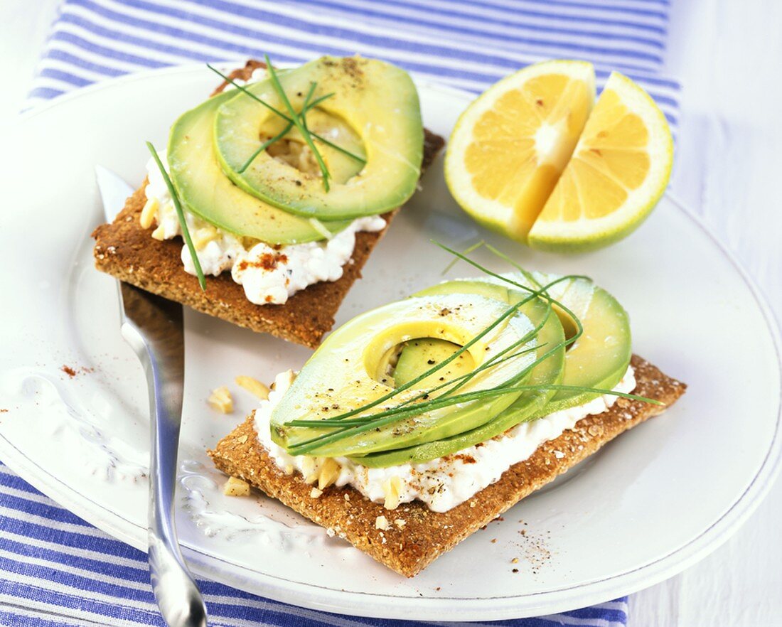 Crispbread with cottage cheese and avocado