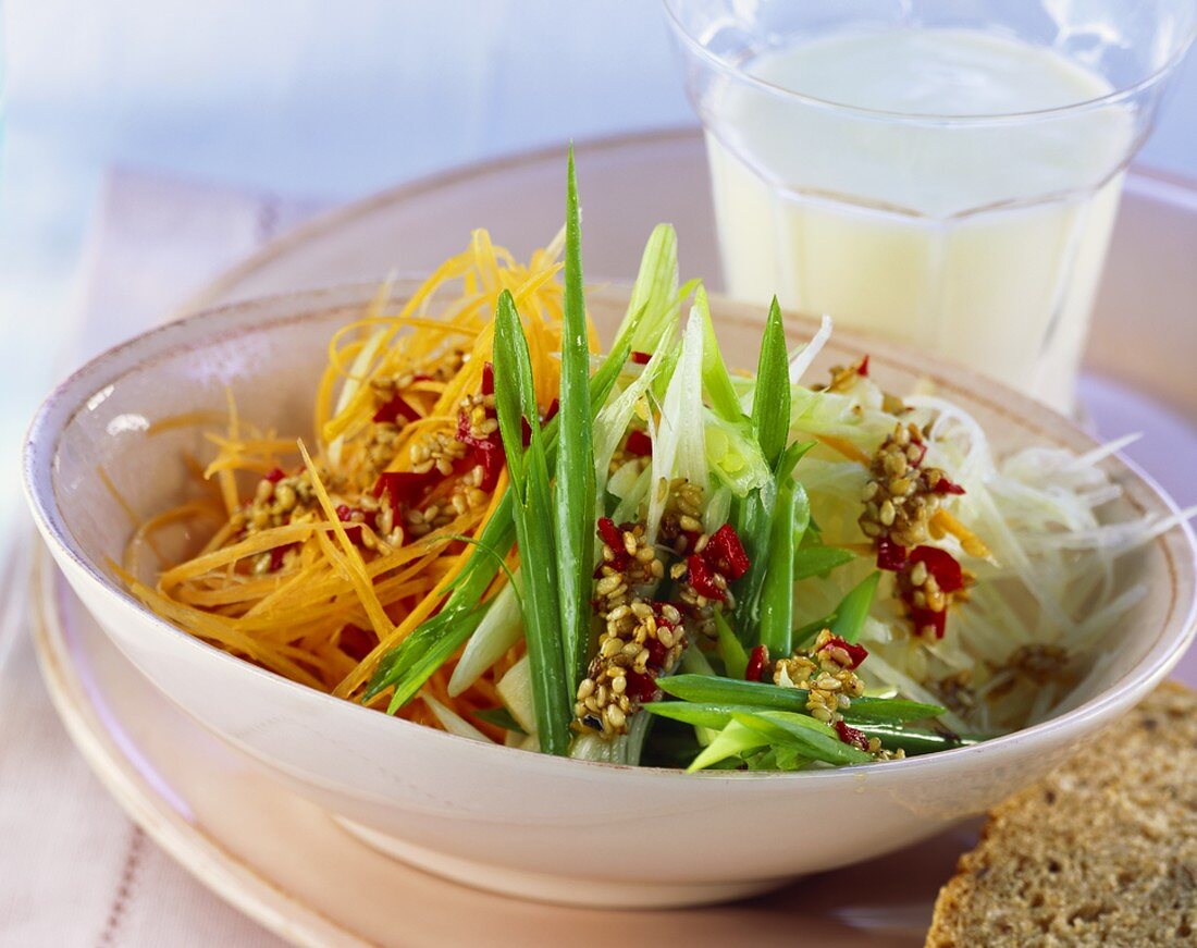 Rohkost mit Vollkornbrot und Buttermilch