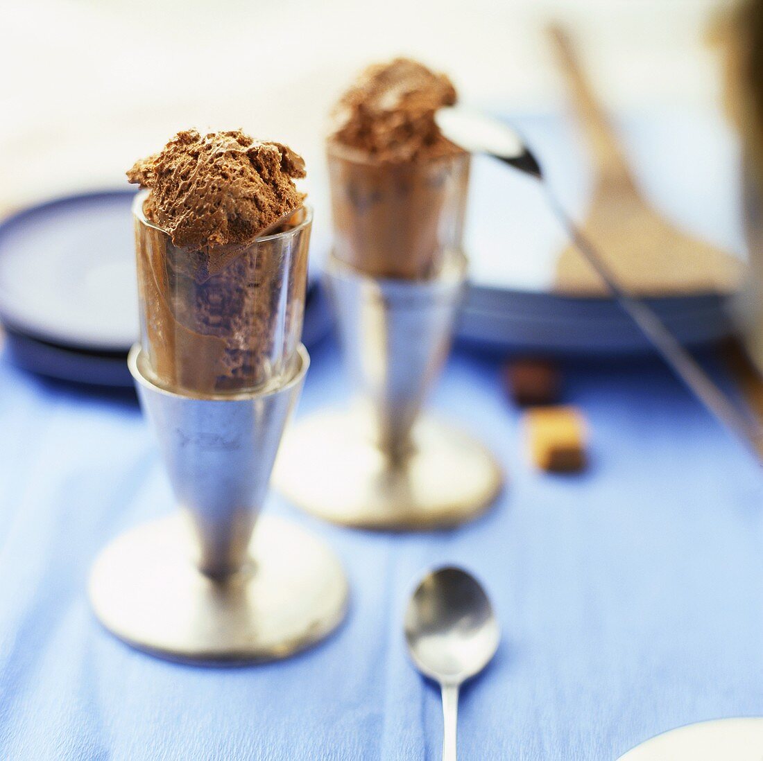 Zwei Eisbecher mit Espresso-Eis