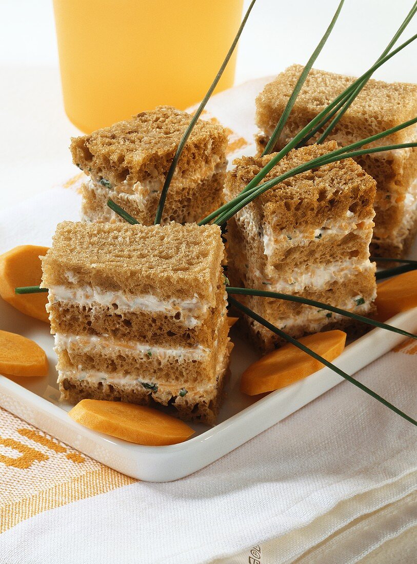 Türmchen aus Brot und Ziegenfrischkäse für Schulkinder