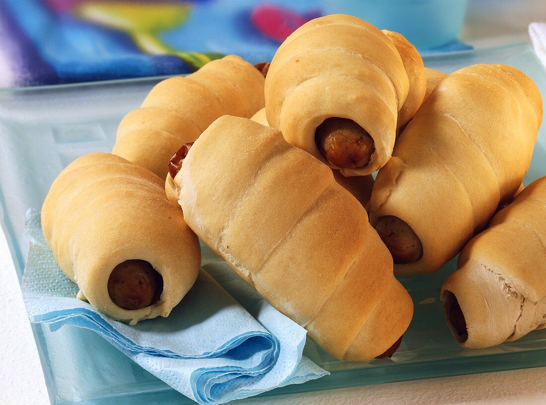 Sausage rolls (sausages in croissants)