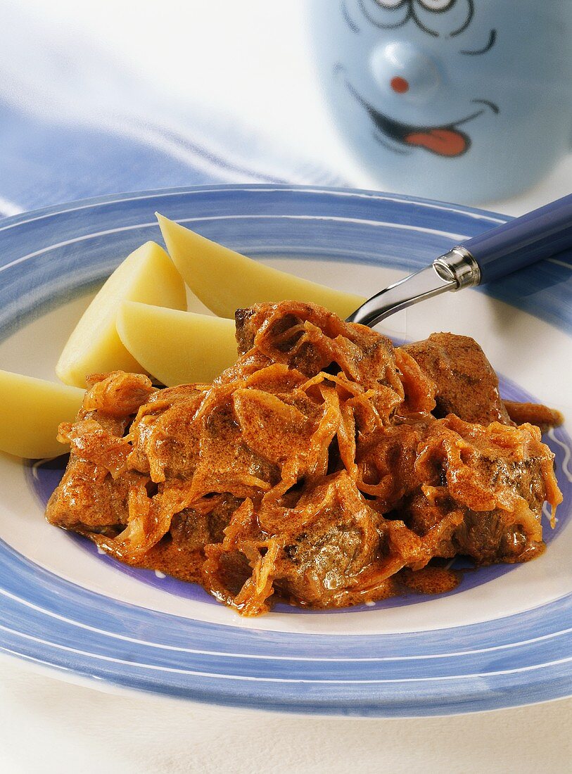 Ungarisches Gulasch mit Sauerkraut und Salzkartoffeln