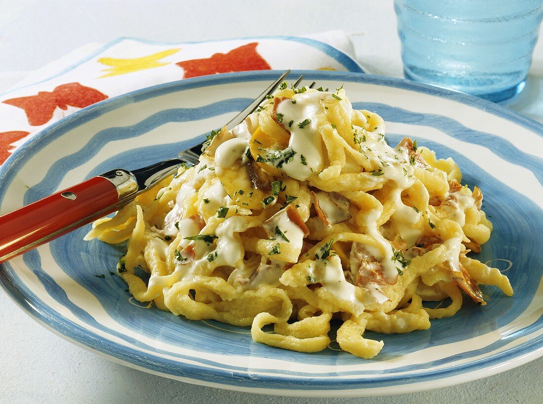 Spätzle mit Champignons und Schinken