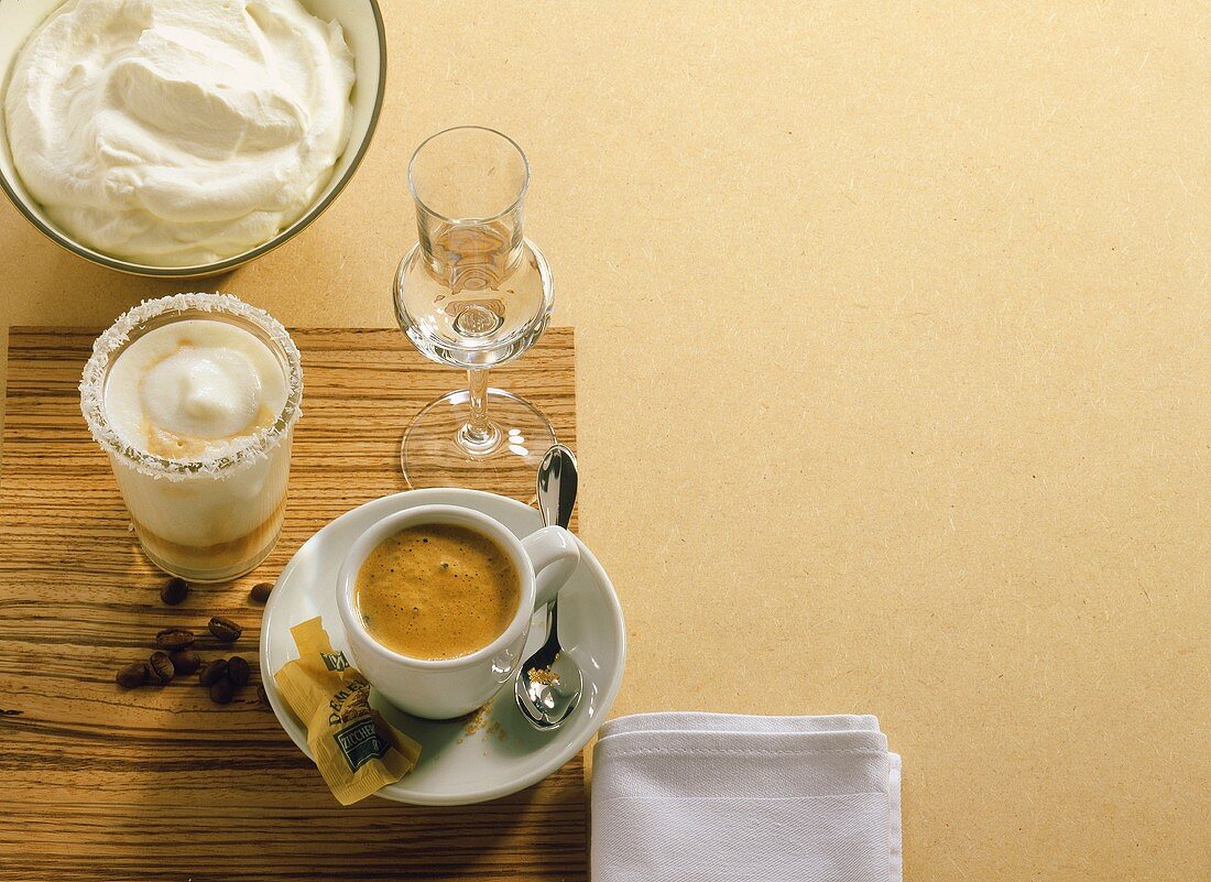 Kokoskaffee und Caffè Coretto (Espresso mit Grappa)