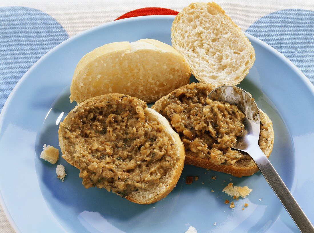 Weißbrot mit Grünkernaufstrich