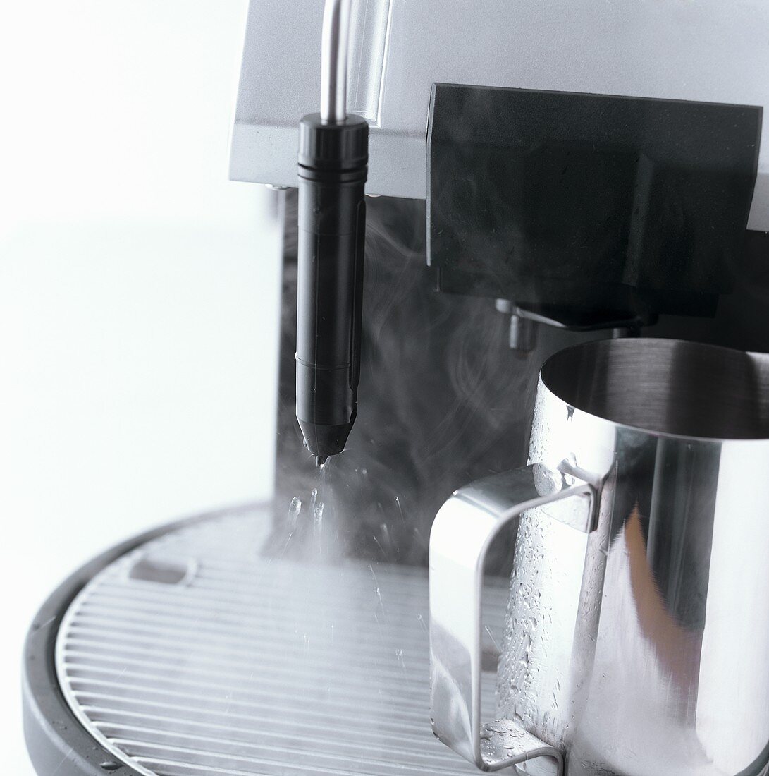 Espressomaschine mit Dampfrohr zum Milch aufschäumen