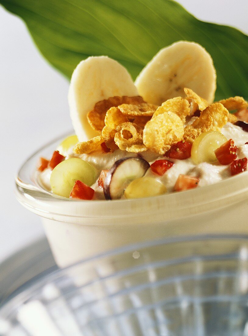 Tofu with banana, grapes and cornflakes