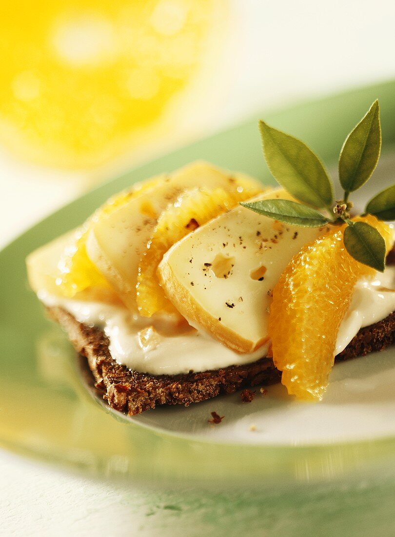 Pumpernickel with Romadur cheese and orange segments