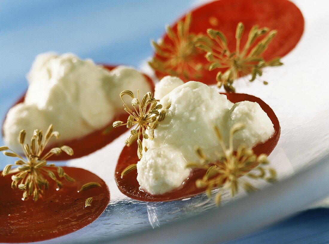 Rote-Bete-Carpaccio mit Ziegenkäsecreme und Fenchelsamen