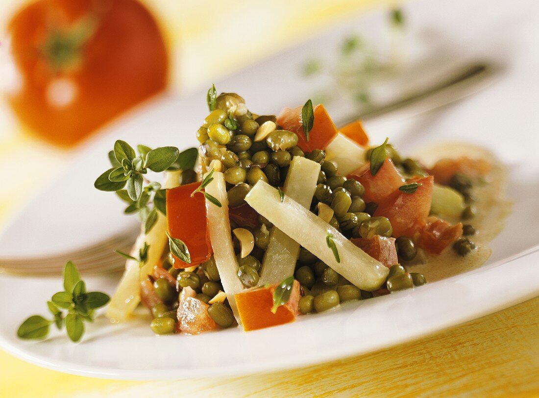 Mungobohnen mit Kohlrabi, Tomaten und Erdnüssen