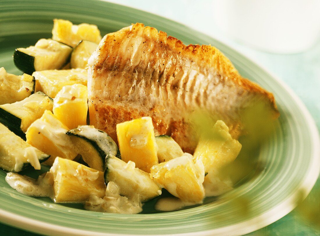 Redfish fillet with pineapple and courgettes