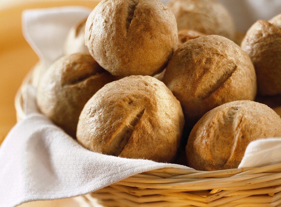 Buttermilchbrötchen im Brotkorb