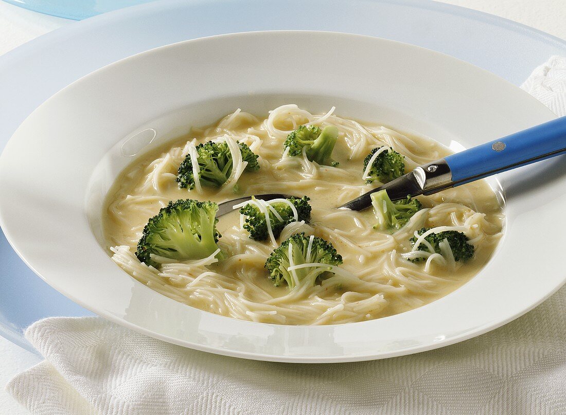 Rice noodle soup with broccoli