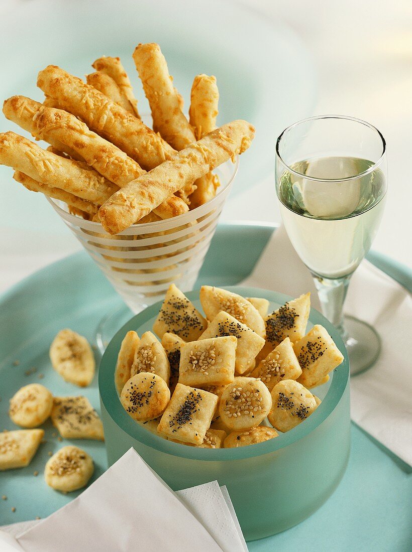 Spelt cheese sticks and spicy cheese biscuits